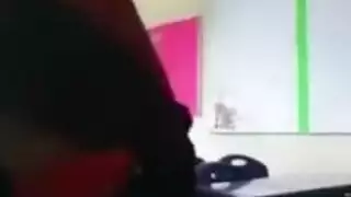 جلسة استمناء ساخنة: مداعبة الفرج وهزة جماع مصحوبة بصراخ
