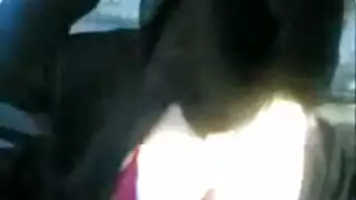 عرض سيارات إكس إكس إكس: جميلة عربية تبرز أثدائها الكبيرة