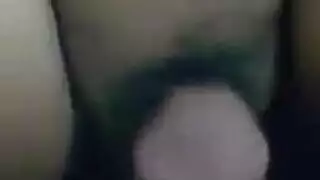 سائق خاص يمارس الجنس مع خادمة سعودية ذات صدر كبير تأخذه بعمق في مؤخرتها