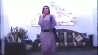 إباحية رقص فردي حار: تبلل فرجها وهي وحيدة