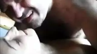 حك الرجل قضيبه على فرج المراة