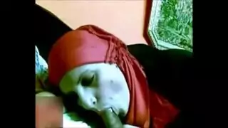 فتاة مسلمة تمارس الجنس الصعب على قضيب عملاق