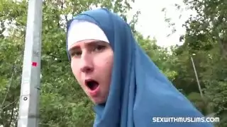 محجبة فرنسية ترضع زب نياكها ويط الأشجار ثم تتناك خلفي من كسها المشعر