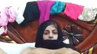 عاهرة سمينة تعرض جسدها الناعم ولحمها في عرض للكبار مباشر