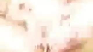 إباحية استمناء: تئن وتداعب نفسها بأصابعها