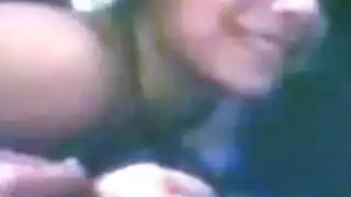 فتاة تنتاك من الطيز