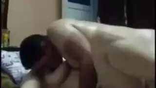 مشهد سكس عربي: احتفال نيك في الغرفة مع صديقة مثارة عارية