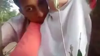 شاب مغربي يمصمص شفايف حبيبته | سكس مغربي