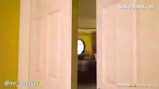 جلسة مص تؤدي إلى حمولة ضخمة على صدرها