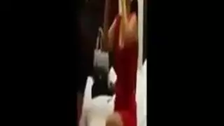 بنت تقبل اقدام صديقتها