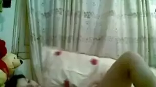 مراهقة عربية مثارة تظهر كل شيء على الكاميرا