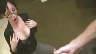 هي تتوق لكل بوصة