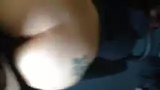 عمود أسود ضخم يمدد طيز أبيض كبير في نكاح شديد