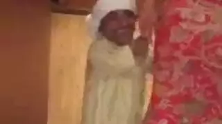مشهد إباحي: قزم يهيمن على طيز وفرج العاهرة