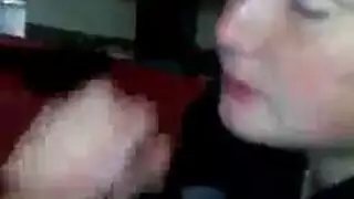 لعبة فموية ساخنة: مص ورضاعة قضيبه حتى النهاية