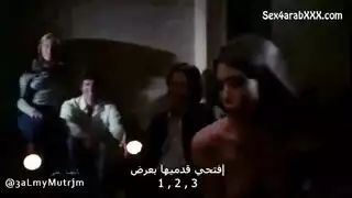 يشم رائحة ملابس اخته