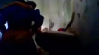 إباحي عنيف: ممارسة جنسية مع زوجة الأخ في الحمام