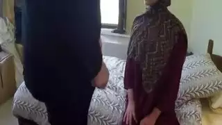 شاب فرنسي يضرب فرج مغربية في مشهد إباحي
