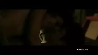 جلسة سريعة في غرفة النوم: زوج ينيك زوجته وهي واقفة