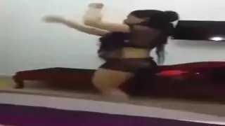 وجد ه ينيك فبنت فحمام وناكها معها