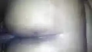 تناك في وضعية الكلب لطيز أسمر كبير من قبل رجل ممتلئ