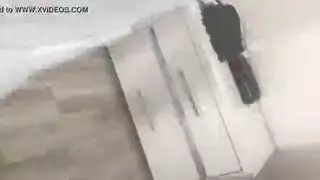 يدخل ع امه وهي تحك مسها في المغسله