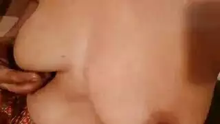 امراءة ترفع رجل