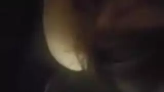 ربة منزل مثيرة بشباك صيد وجلود تفتح ساقيها لجنس خشن