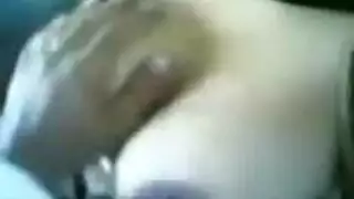يختصبها وهى راسها بالغسله