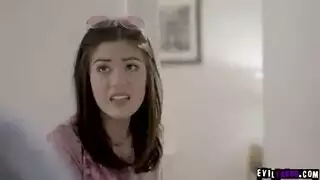 بنت تتبول أمام رجاله