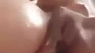 فرجها يقطر ويندفع من اللعب المتواصل