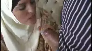 محجبة إباحية شديدة: ابتلاع الزب كاملًا في فرجها الرطب