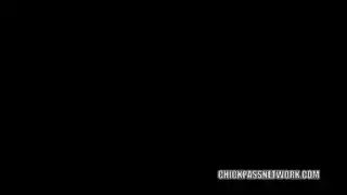 لص متسلل يجد الميلف ويملأ فرجها بقضيب كبير