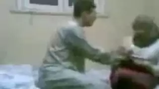 حفلة نيك عربية: فتاة محجبة تُدك بعمق وقوة