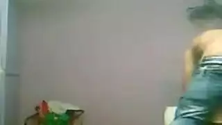 فاتن خليجي يأخذ أخت صديقه إلى السرير لتسجيل فيلم إباحي سري