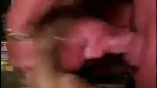 شقراء تحصل على انفجار مني ضخم على وجهها بالكامل
