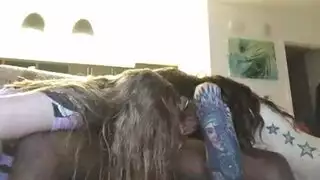 شقراء تمص قضيب أسود كبير قبل أن تتناكه بقوة في الفيديو
