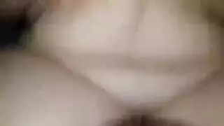 قنبلة شقراء تبلع الزب بعمق وتركبه في فيلم مصري