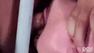 العضو الكبير للأخ يدفع فرج الأخت إلى الحد الأقصى