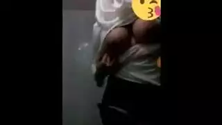 واحده بتلعب فى كوسها