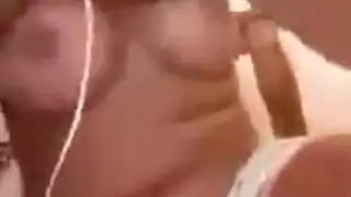 مغربية انتهازية تأخذ أموال الخليج والقضيب العربي الكبير