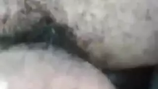 إباحية متعرجة: رجل مشعر يُنكح بعمق حتى يطلق منياً حاراً