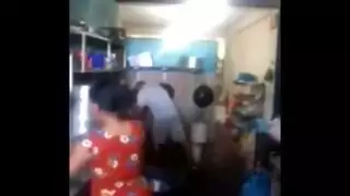 عجوز يغتصب الشغله في المطبخ وينك طيزه بقوه