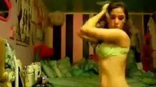 سكس فموي قاسي: أخذ القضيب كاملاً في حلقها