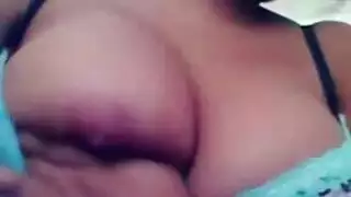 شيلا تضغط على صدرها الضخم لتظل سعيدة للغاية في أي وقت