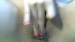 بنت تبعص في كسها وهيا تتمحن