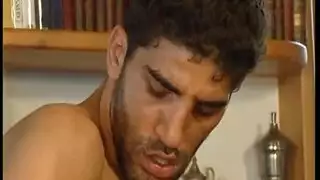 إيفا السمراء تخلع على ركبتيها للقصبة الحلقية وتخليص مزدوج