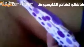 فتاة مغربية ساخنة تأخذ قضيبًا قاسيًا من رجلها
