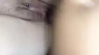 طازجة ورطبة: سمراء تتعرض لضرب كس من الأمام