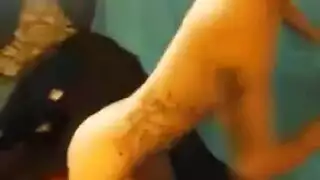 رائع أحمر تقلع جوارب ويبدأ استمناء على كاميرا ويب